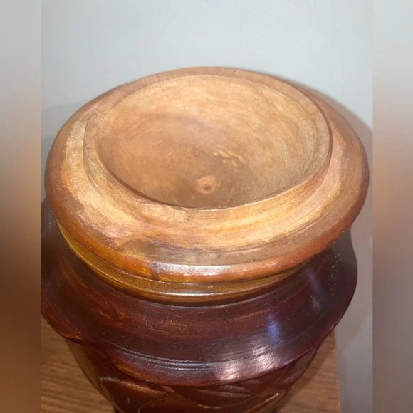 Wood carved jar with lid - Picture 4 of 7